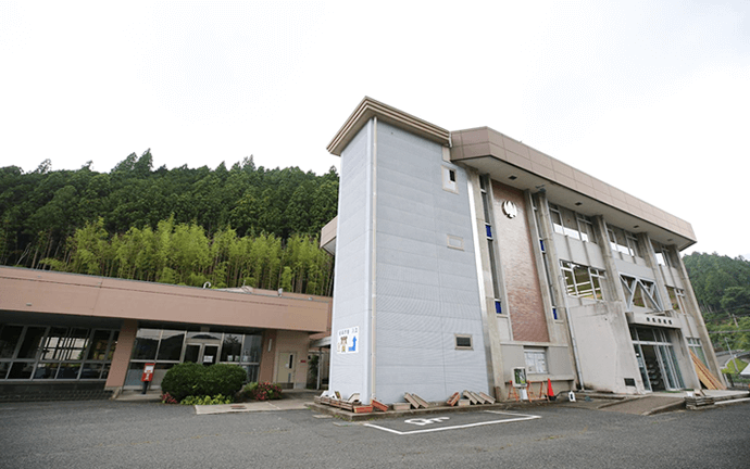 御杖村役場本庁舎(右)・山村開発センター(左)