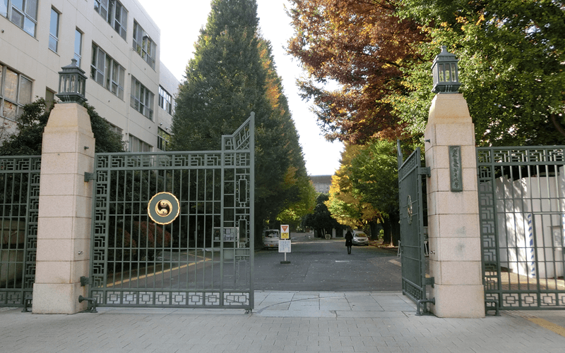 国立大学法人お茶の水女子大学正門