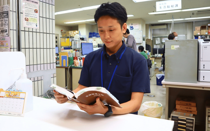 交野市役所で働く事務職員の様子